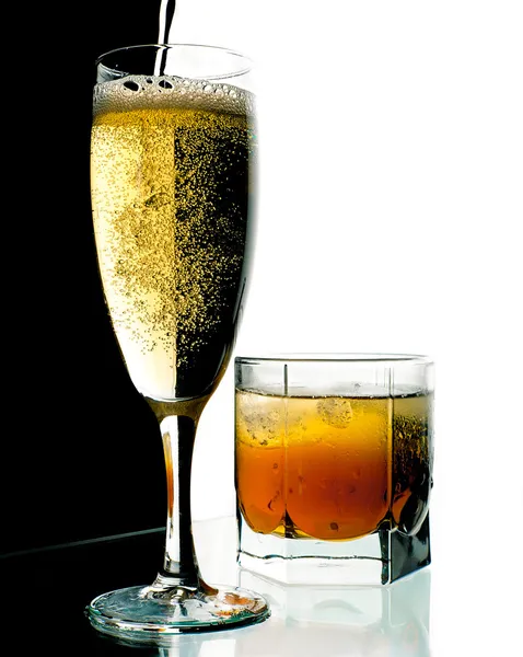 Glas champagne och whisky med is. — Stockfoto