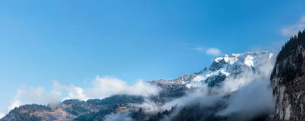 Vista dos Alpes Berneses de Lauterbrunnen. Suíça. Panora. — Fotografia de Stock