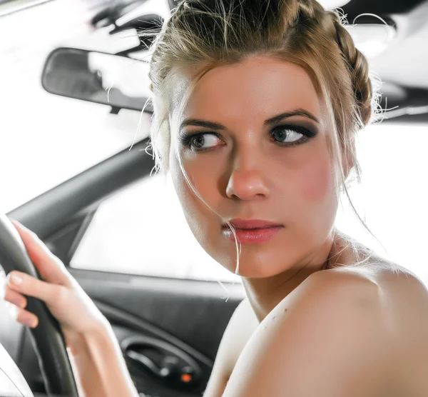Jonge vrouw zat in de zetel van de stuurprogramma's van haar auto — Stockfoto