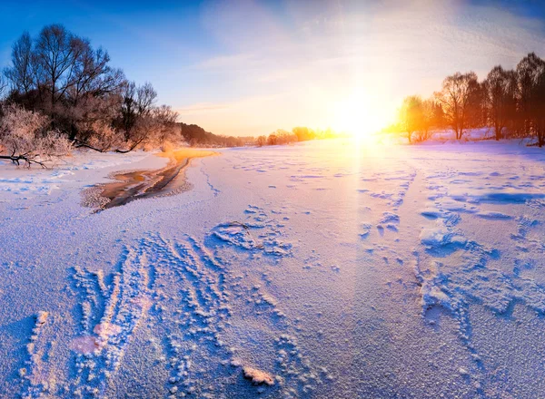 Salida del sol sobre el río congelado - paisaje invernal Imágenes De Stock Sin Royalties Gratis