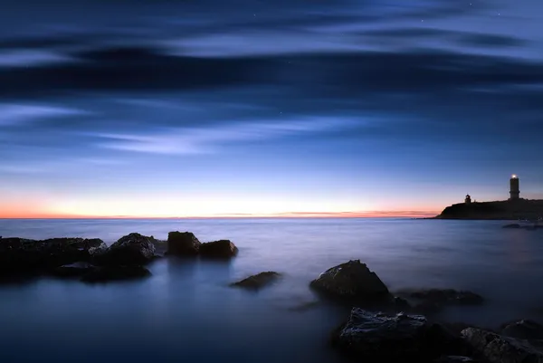 Leuchtturm in der Nacht, Meereslandschaft — Stockfoto