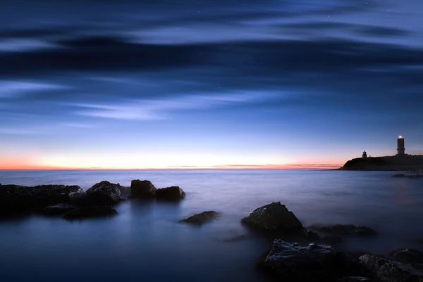 Balise la nuit, paysage marin — Photo