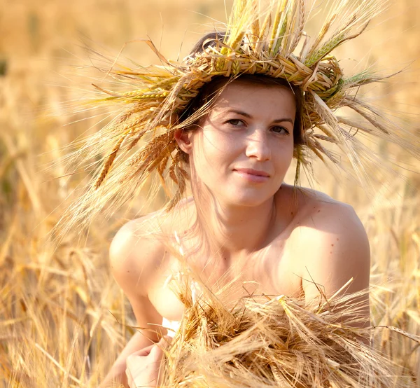 Mulher no campo de trigo — Fotografia de Stock