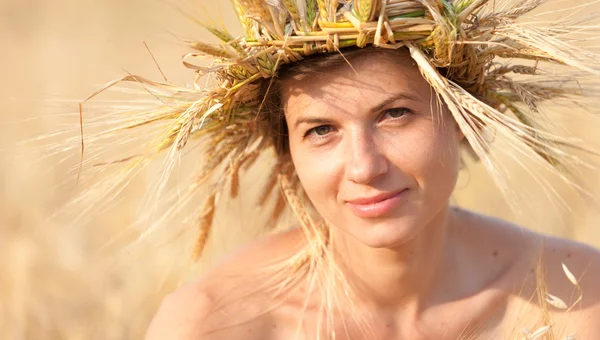 Frau im Weizenfeld — Stockfoto