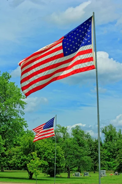 Bizim bayrak mavi gökyüzü ile yakın çekim — Stok fotoğraf