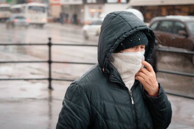 26 Ekim 2020, Tomsk, Rusya: Sokakta maskeli kadın
