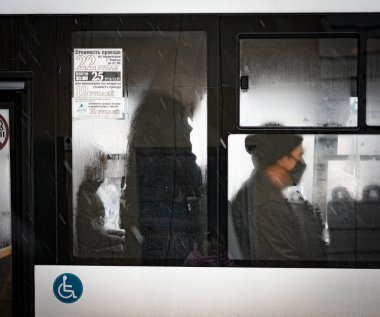 26 Ekim 2020, Tomsk, Rusya: otobüsteki insanlar