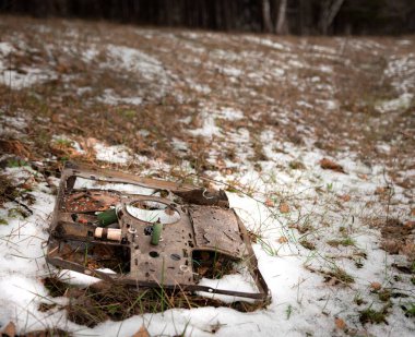 Yerde eski bir elektronik levha var.