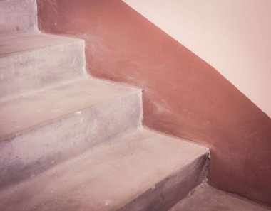 Apartman girişinin içinde kırmızı bir merdiven.