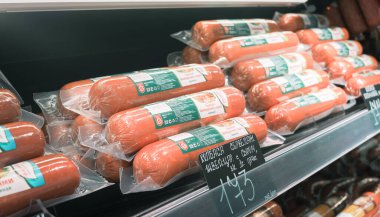 7 Eylül 2021, Tomsk, Rusya, rafları olan çiftçi gıda dükkanı.