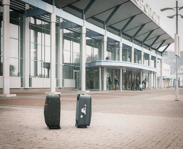 Dwie Torby Pobliżu Terminalu Zewnątrz Wyglądają Jak Bez Właściciela — Zdjęcie stockowe