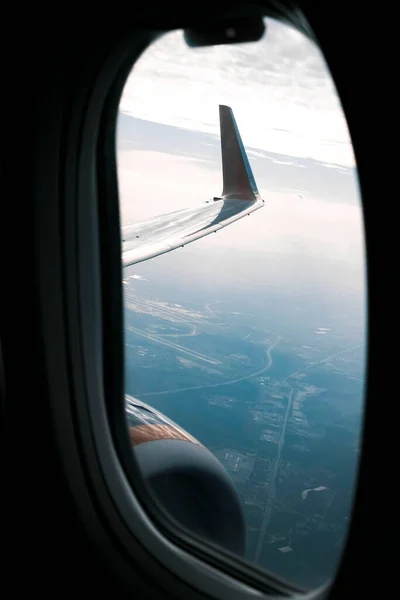 从外面机翼引擎的飞机窗口观看 — 图库照片