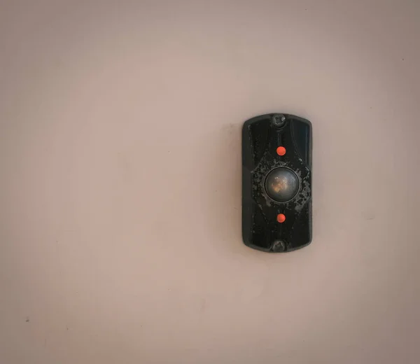 Açık arkaplan renginde bir elektronik metall düğmesi