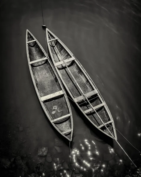 两艘小船停泊在黑白河沿岸 — 图库照片