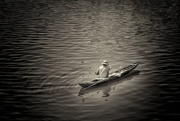 Pescador Nos Barcos Pesca Captura Peixes Com Rede Preto Branco — Fotografia de Stock