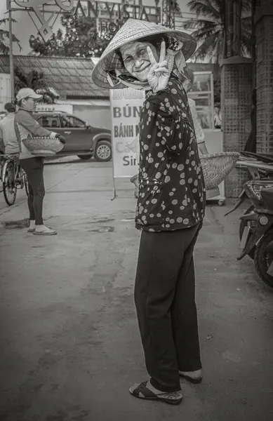 Maj 2016 Vietnam Nha Trang Porträtt Leende Gammal Kvinna Gatan — Stockfoto