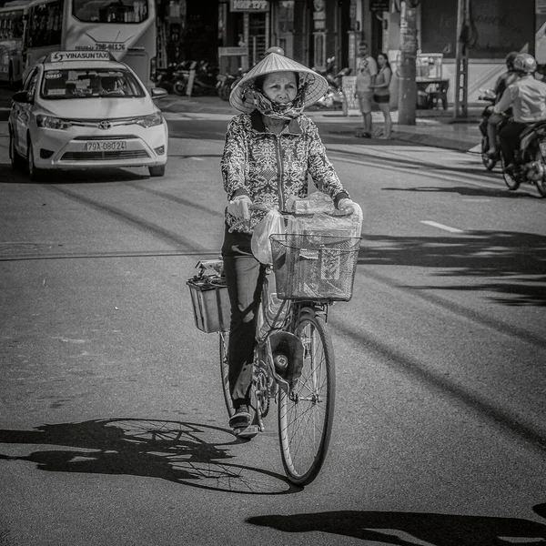 1 de junho de 2016, Vietnã, Nha-Trang, mulher de bicicleta — Fotografia de Stock