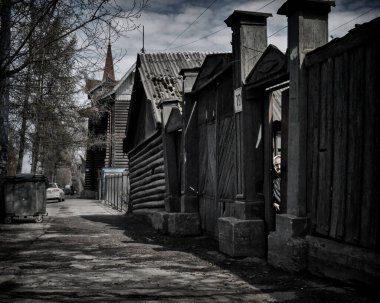 23 Nisan 2016, Rusya, evinin kapısının arkasında yaşlı bir kadın