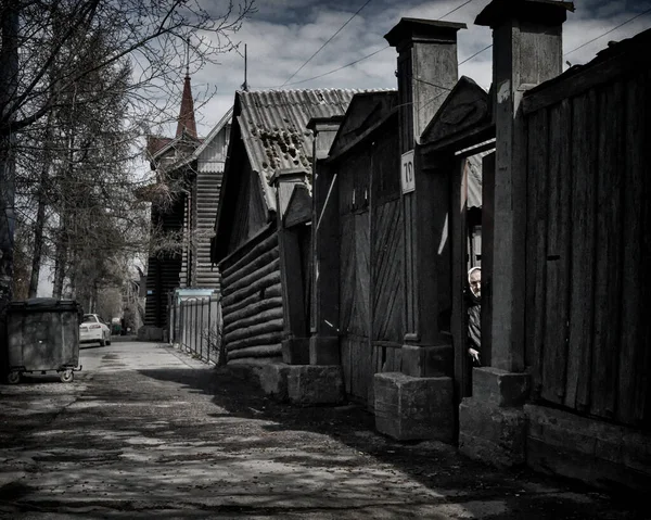 23 Abril 2016, Rússia, mulher velha atrás da porta de sua casa — Fotografia de Stock