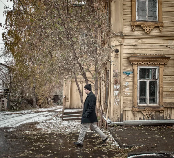 15 Ekim 2016, Rusya, Tomsk, adam sokakta yürüyor
