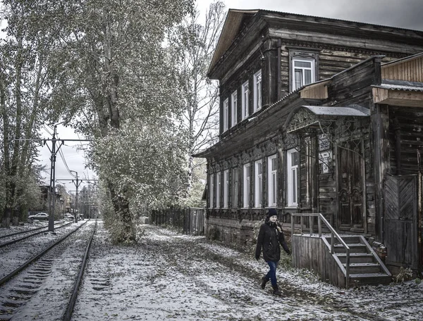15 de outubro de 2016. Rússia, mulher caminha pela casa velha — Fotografia de Stock