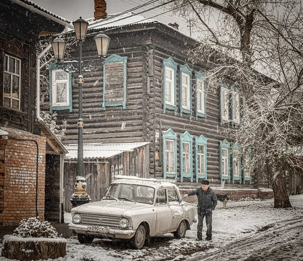 16 de outubro de 2016, Rússia, homem velho limpa seu carro — Fotografia de Stock