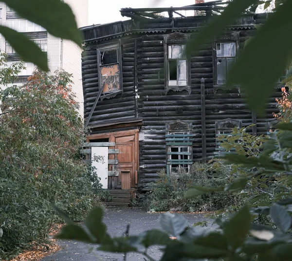 Velha casa de madeira abandonada foto de rua real — Fotografia de Stock