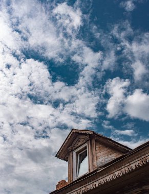 Gökyüzü arka planında bir çatı penceresi