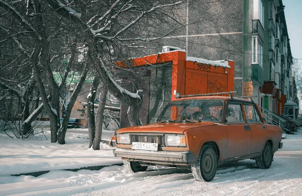 17 листопада 2021 року в Росії, Томську, стару советну машину на вулиці. — стокове фото