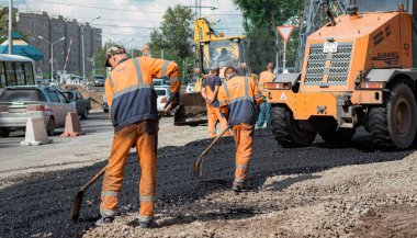 30 Ağustos, Rusya, Tomsk, yol işçileri yol onarımı