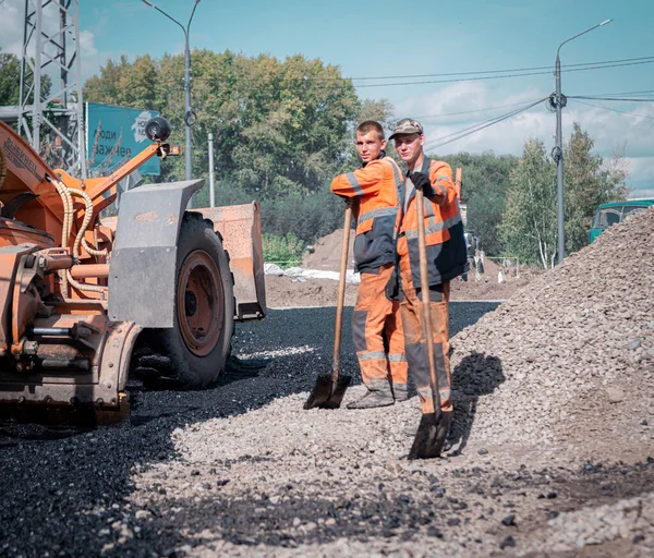 30 Ağustos, Rusya, Tomsk, yol işçileri yol onarımı