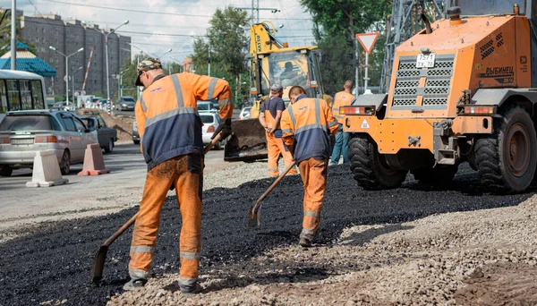 30 Ağustos, Rusya, Tomsk, yol işçileri yol onarımı