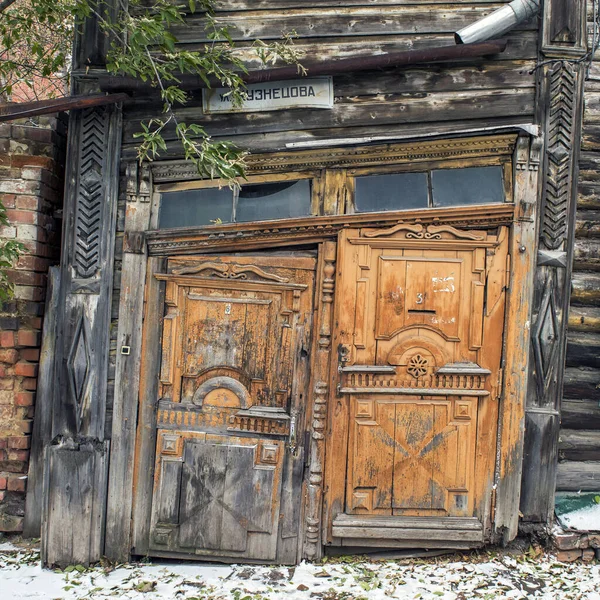 1st of May 2016, Russia, Tomsk, old fashioned door of wooden house — Fotografia de Stock