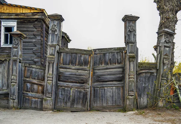 1st of May 2016, Russia, Tomsk, wooden vintage gate of old houses — Fotografia de Stock