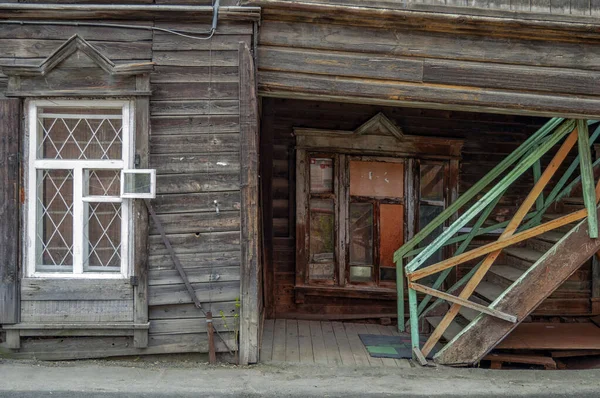 1st of May 2016, Russia, Tomsk, exterior of old wooden house — Fotografia de Stock