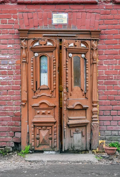 1st of May 2016, Russia, Tomsk, old fashioned vintage door of historical building — Fotografia de Stock