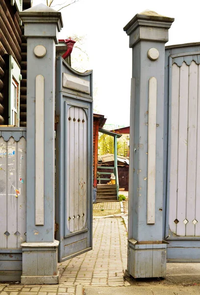 1st of May 2016, Russia, Tomsk, wooden vintage gate of old houses — Photo