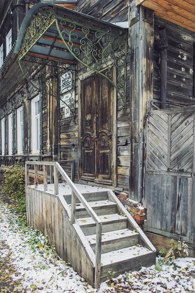 1st of May 2016, Russia, Tomsk, old fashioned door of wooden house — Fotografia de Stock