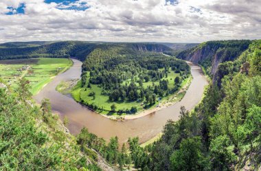 Bashkortostan 'daki Belaya nehrinin manzarası, dağ nehri kıvrımı