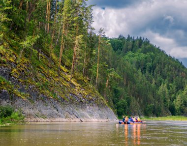 07 Temmuz 2017, Rusya, Bashkortostan, Belaya nehri manzarasında rafting