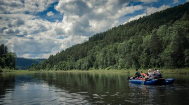 07 Temmuz 2017, Rusya, Bashkortostan, Belaya nehri manzarasında rafting