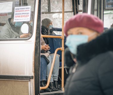 26 Ekim 2020, Rusya, Tomsk, tıbbi maskeli şehir yolcuları