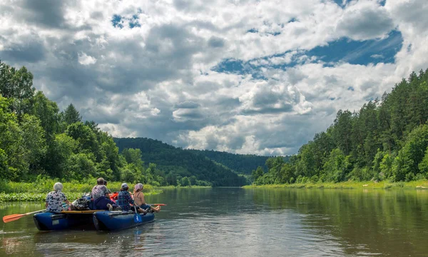 07 Temmuz 2017, Rusya, Bashkortostan, Belaya nehri manzarasında rafting
