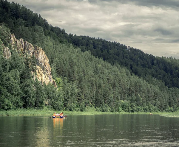 07 Temmuz 2017, Rusya, Bashkortostan, Belaya nehri manzarasında rafting