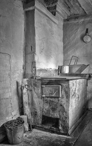 The old fashioned interior with coal stove — Stock Photo, Image