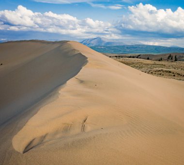 Chara 'nın çöl kumları renkli manzarası
