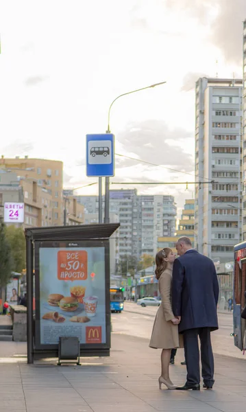 7 Ekim 2017, Rusya, Moskova, Erkek ve kadın sokakta yürüyor ve öpüşüyorlar.