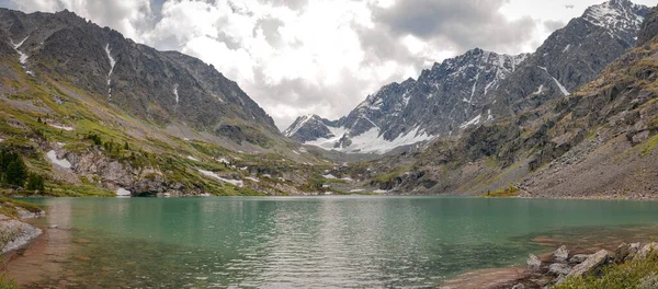 The landscape of Kuyguk lake at Altay republic — Stock Photo, Image