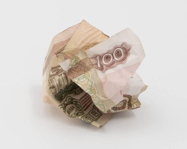 100 Rus rublesinin buruşuk eski banknotu.