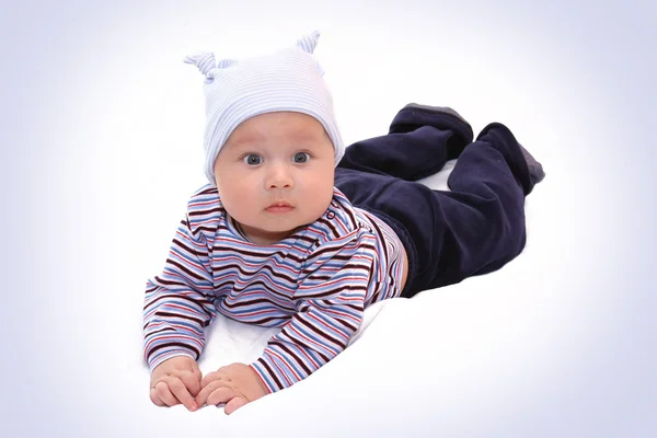 Niño pequeño con una gorra azul — Foto de Stock